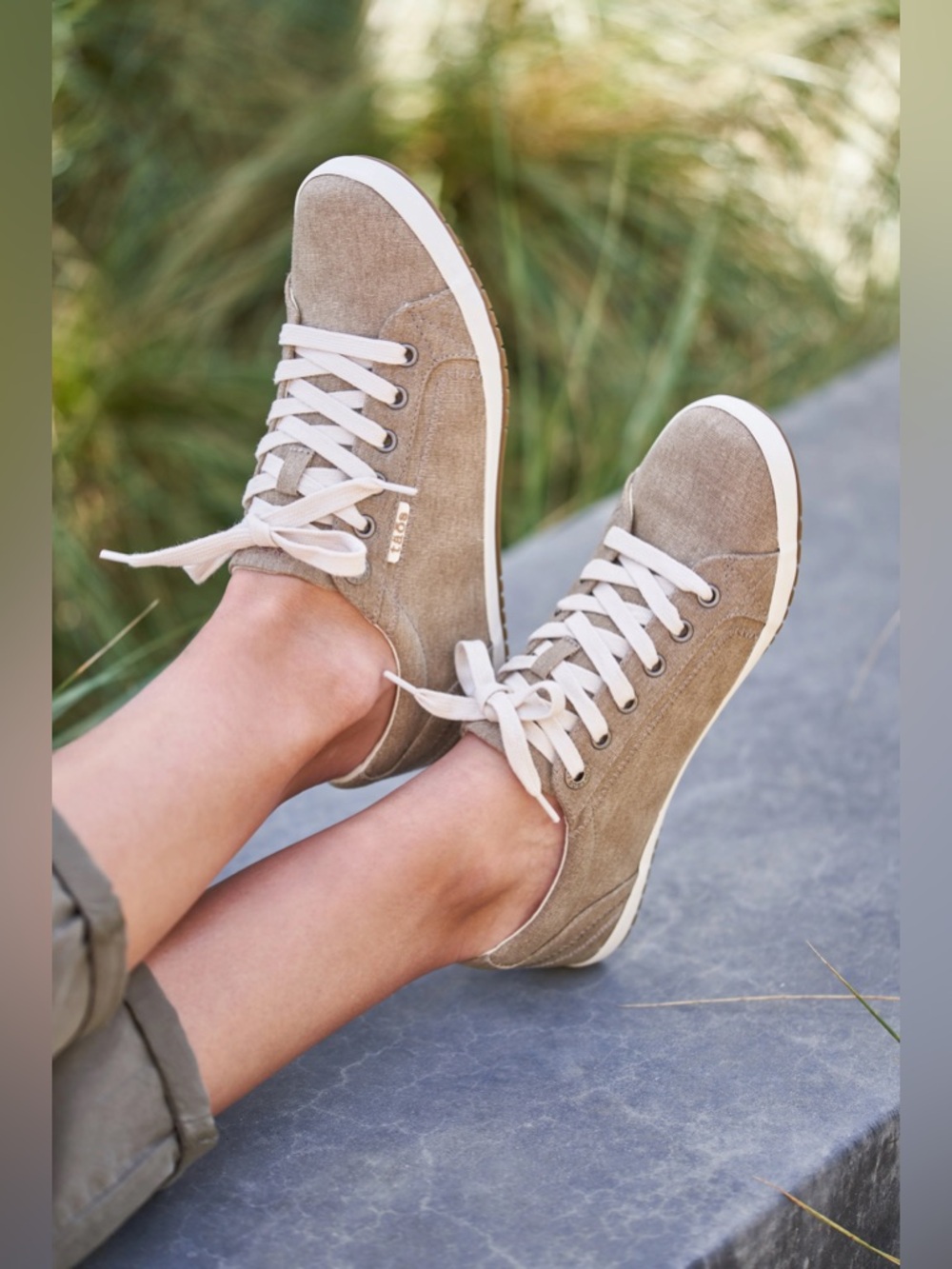 Taos Women's Star Canvas Sneakers Oat Wash Natural size 11 shoes